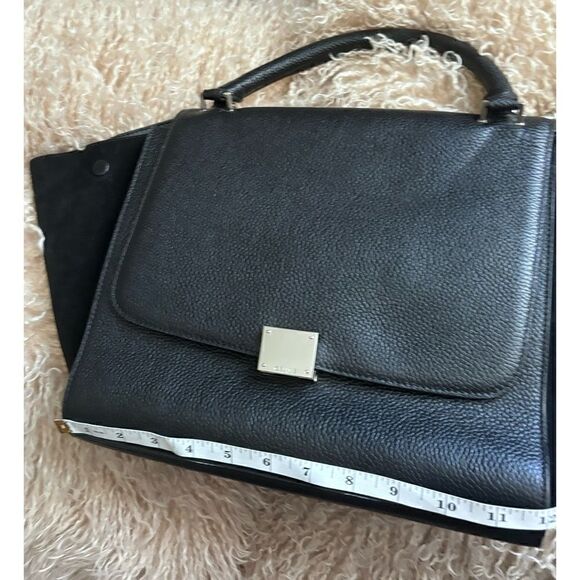 Authentic CELINE
Large Trapeze Bag Calfskin Leather Suede in Black/ Excellent - Picture 16 of 16